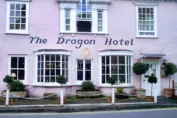 The Dragon Hotel, Crickhowell – 1970s Vintage Print (Mounted 8" x 6" Print, 6" x 4" Photo) Free Post in The UK