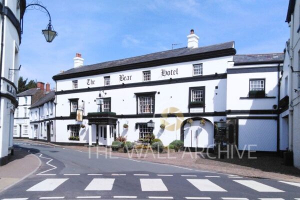 The Bear Hotel, Crickhowell – Mounted 8" x 6" Print (6" x 4" Photo)  Photo) Free Post In The UK