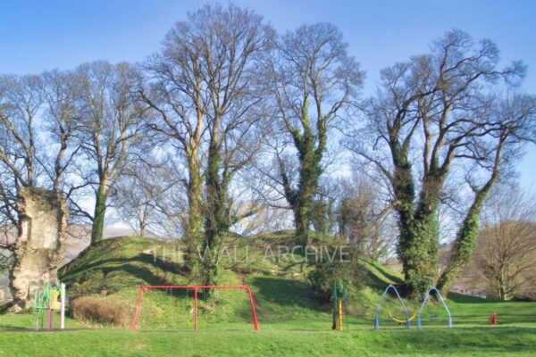 The Tump & Crickhowell Castle Ruins – Historic Welsh Print (Mounted 8" x 6" Print, 6" x 4" Photo) Free Post in the UK
