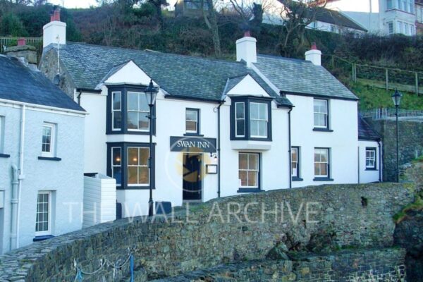 The Historic Swan Inn Little Haven Pembrokeshire – Coastal Charm and Timeless Beauty -Mounted 8" x 6" Print featuring a 6" x 4" photo - Free UK shipping