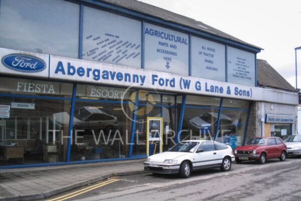 Abergavenny Ford – A Nostalgic Glimpse of Lion Street in 2000 Mounted 8" x 6" print (featuring a 6" x 4" photo), Ready for Framing