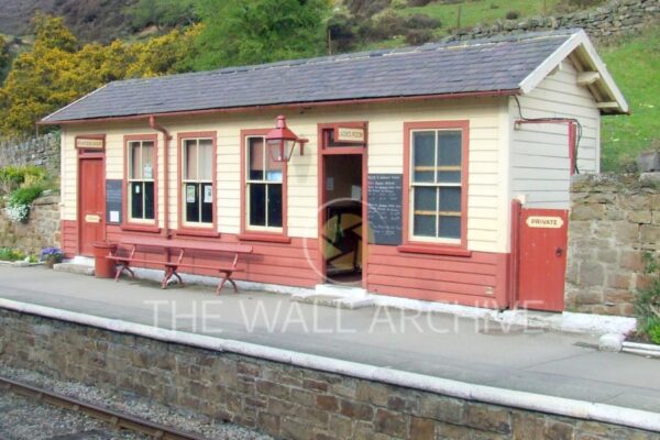 Goathland Railway Station - Hogsmeade Station and Heartbeat TV Series in the Harry Potter Films - 8" x 6" Mount - featuring a 6" x 4" Photo Ready for Framing